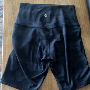 Lululemon black camo bike shorts size 6